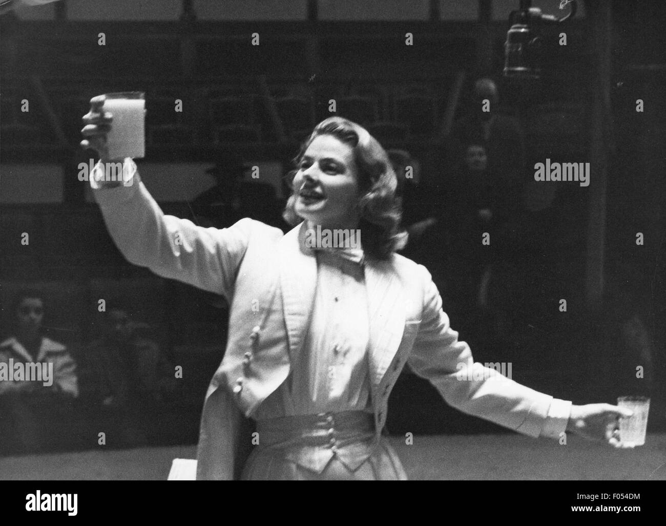 Bergman, Ingrid, 29.8.1915 - 29.8.1982, attrice svedese di mezza lunghezza, durante le prove di gala di Union des Artistes, Cirque d'Hiver, Parigi, 4.3.1957, Foto Stock