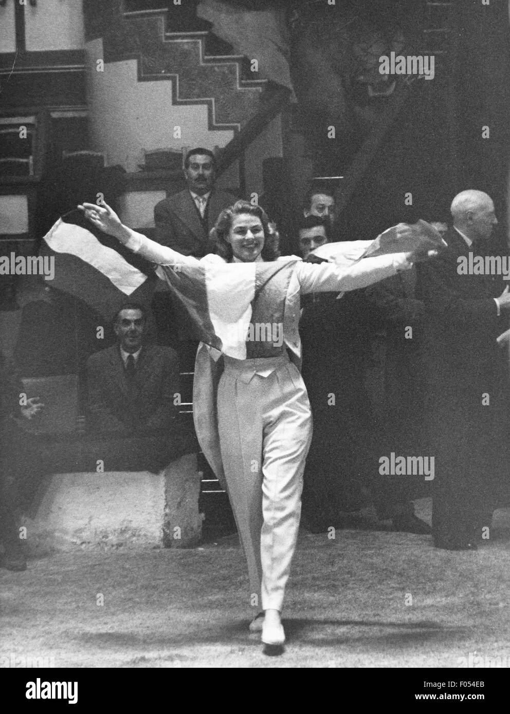 Bergman, Ingrid, 29.8.1915 - 29.8.1982, attrice svedese, a tutta lunghezza, durante le prove di gala di Union des Artistes, Cirque d'Hiver, Parigi, 4.3.1957, Foto Stock