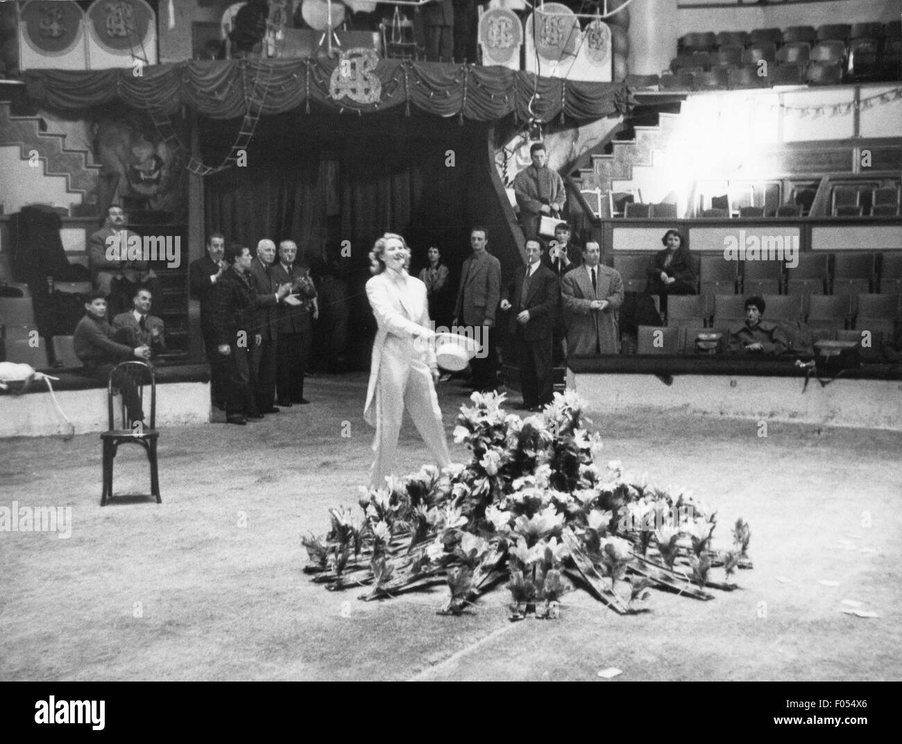 Bergman, Ingrid, 29.8.1915 - 29.8.1982, attrice svedese di mezza lunghezza, durante le prove di gala di Union des Artistes, Cirque d'Hiver, Parigi, 4.3.1957, Foto Stock