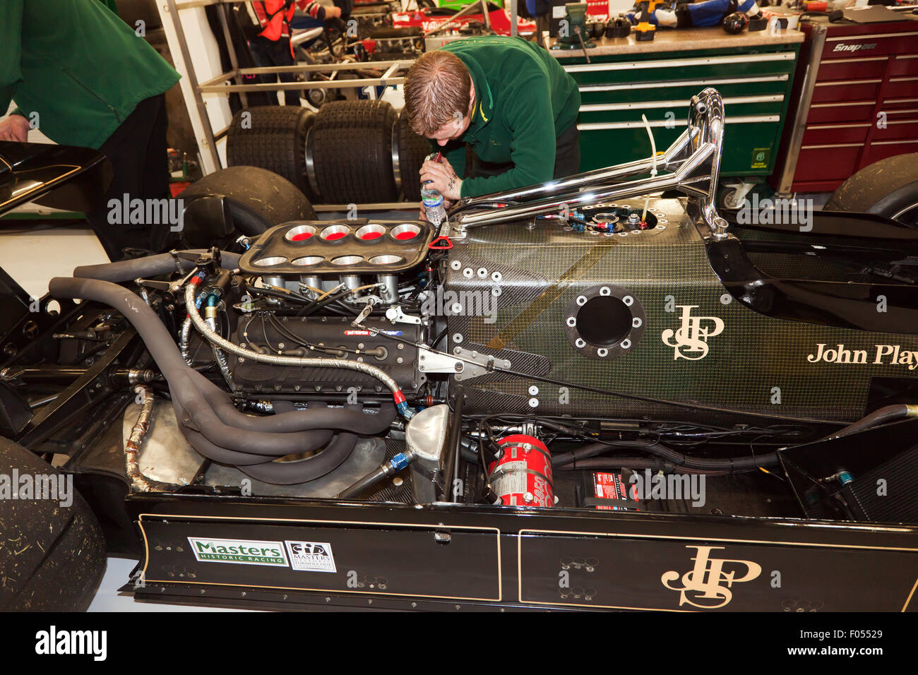 Una vista interna di una Lotus 91/5 auto di Formula Uno che mostra la sua 3000c Ford Cosworth DVF motore e struttura in fibra di carbonio. Foto Stock