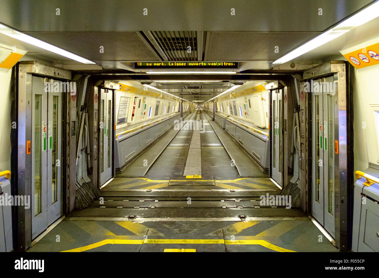 Interno all'interno del treno eurotunnel carrello vuoto Foto Stock