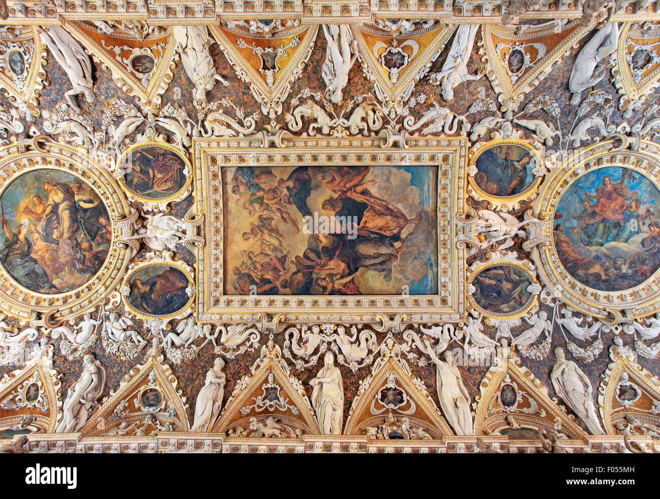 Le quattro porte camera, un magnifico e dettagliato il soffitto a cassettoni con intricati stucchi di Palazzo Ducale, incluso pittura o Foto Stock