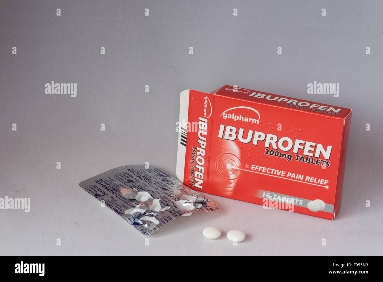 Un pacchetto di Galpharm Ibuprofene 200mg compresse contro uno sfondo bianco Foto Stock
