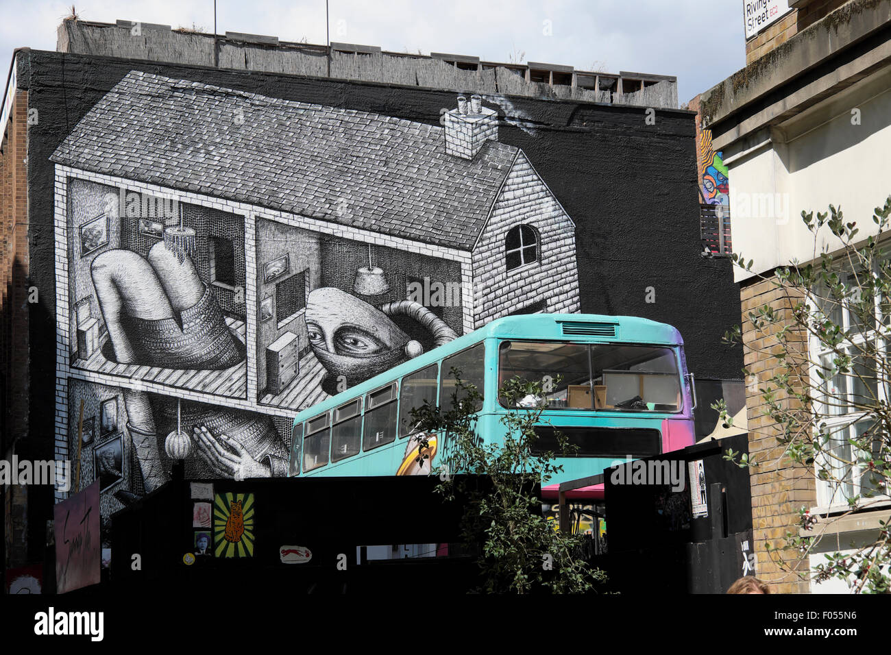 Arte di strada per artista flemma sulla parete in Shoreditch East London REGNO UNITO KATHY DEWITT Foto Stock
