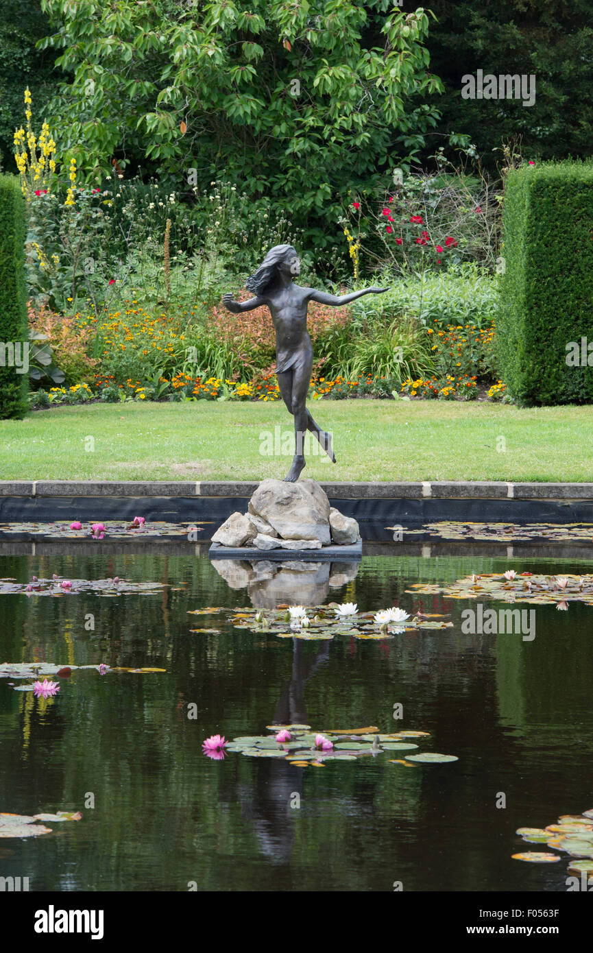 Waterperry giardini ornamentali stagno femmina statua. Waterperry, Oxfordshire, Inghilterra Foto Stock