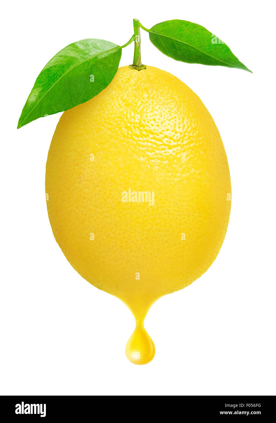 Limone fresco con una goccia di succo isolato su bianco Foto Stock