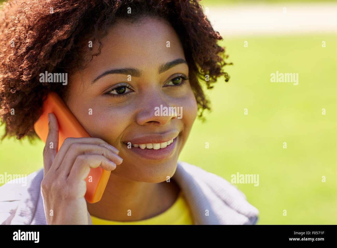 Felice donna africana chiamata sullo smartphone all'aperto Foto Stock
