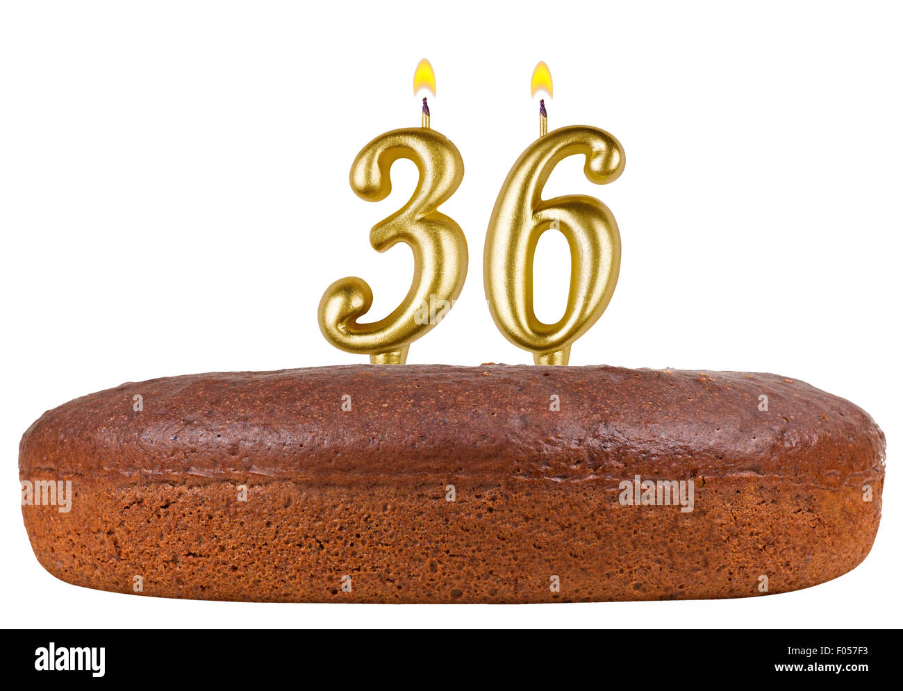 Torta di compleanno con candele numero 36 isolato su sfondo bianco Foto Stock