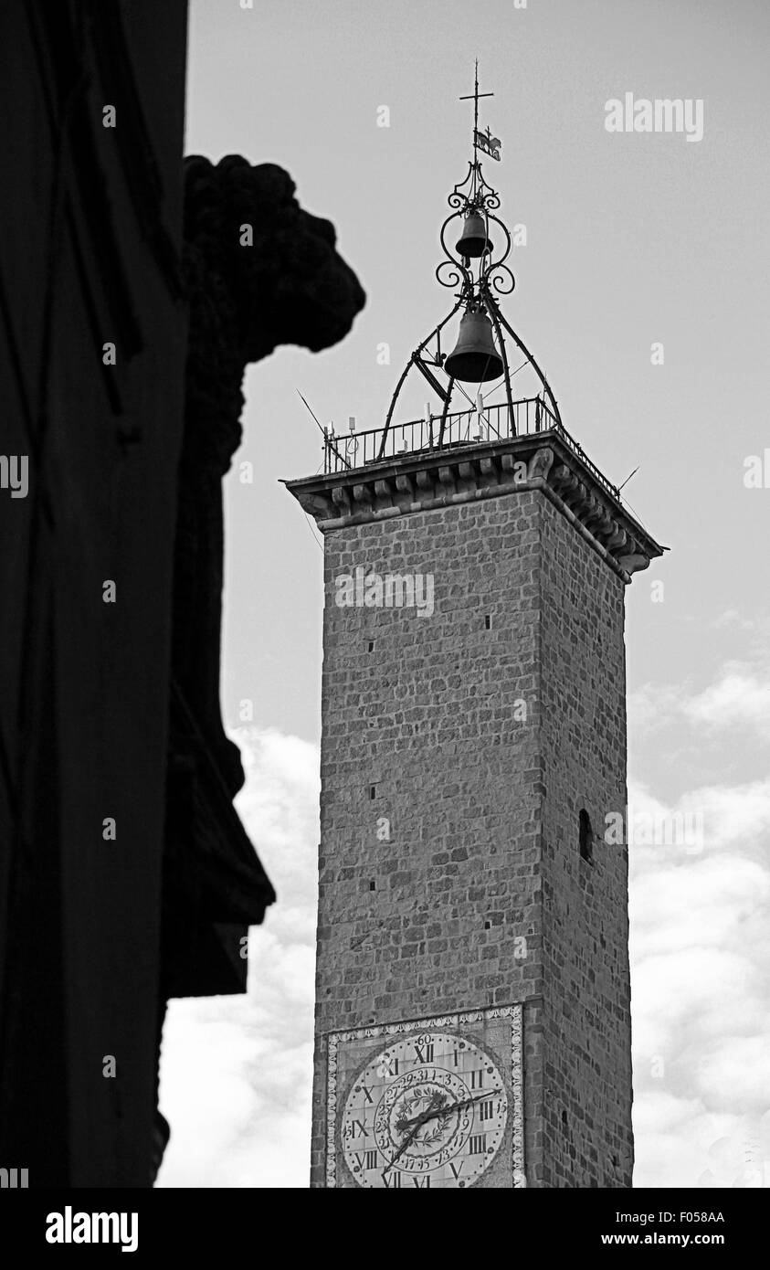 La torre dell orologio e la statua di leone di Viterbo, Italia Foto Stock