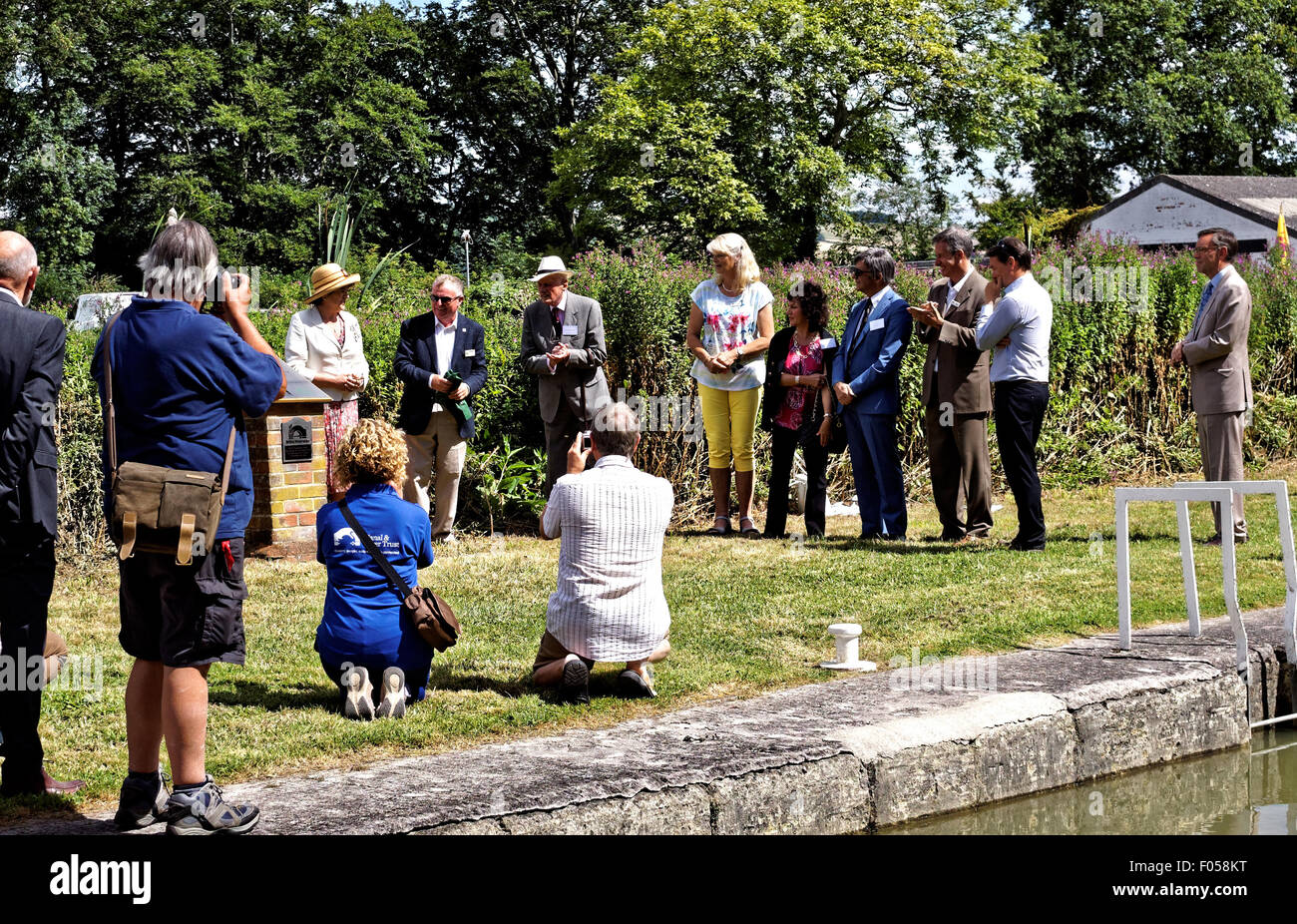 Blocco di Caen, Woking, Regno Unito. 07 Ago, 2015. dignitari svelano una placca per celebrare 25 anni di riapertura il Kennet and Avon canal. Foto Stock