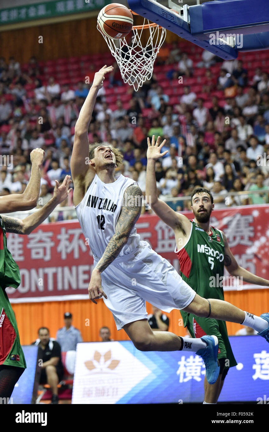 Qingyuan, la Cina della provincia di Guangdong. Il 7 agosto, 2015. Nuova Zelanda Isacco Fotu (C) germogli durante la finale contro il Messico a Stankovic Continental Cup 2015 in Qingyuan, Cina del sud della provincia di Guangdong, 7 Agosto, 2015. Nuova Zelanda battuto il Messico 70-66 nel finale e rivendicato il titolo dell'evento. Credito: Liang Xu/Xinhua/Alamy Live News Foto Stock