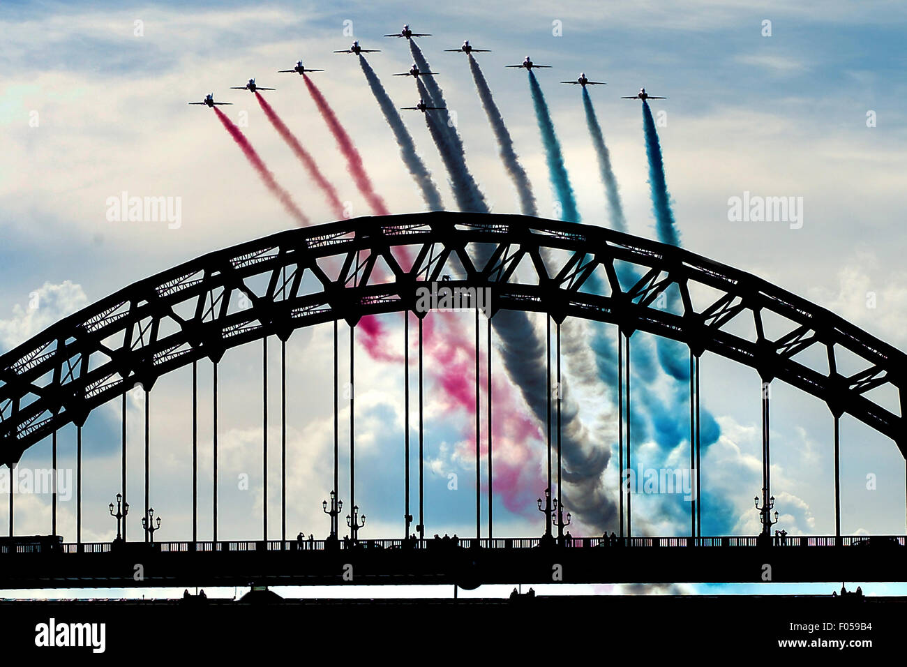 Tyne Bridge con le frecce rosse, Great North Run 2006, Newcastle upon Tyne, Regno Unito Foto Stock