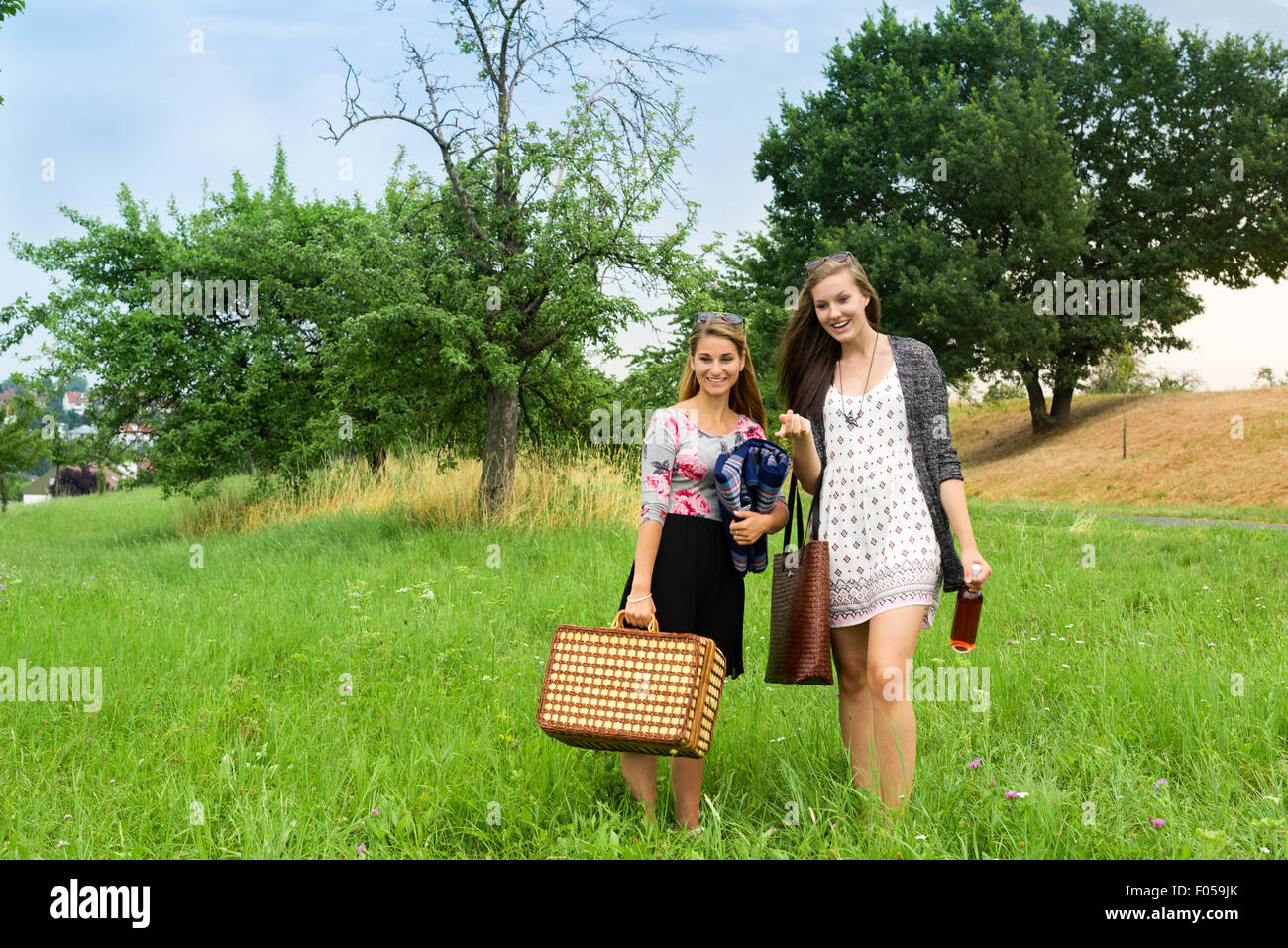 Due ragazze tenetevi pronti per un picnic Foto Stock