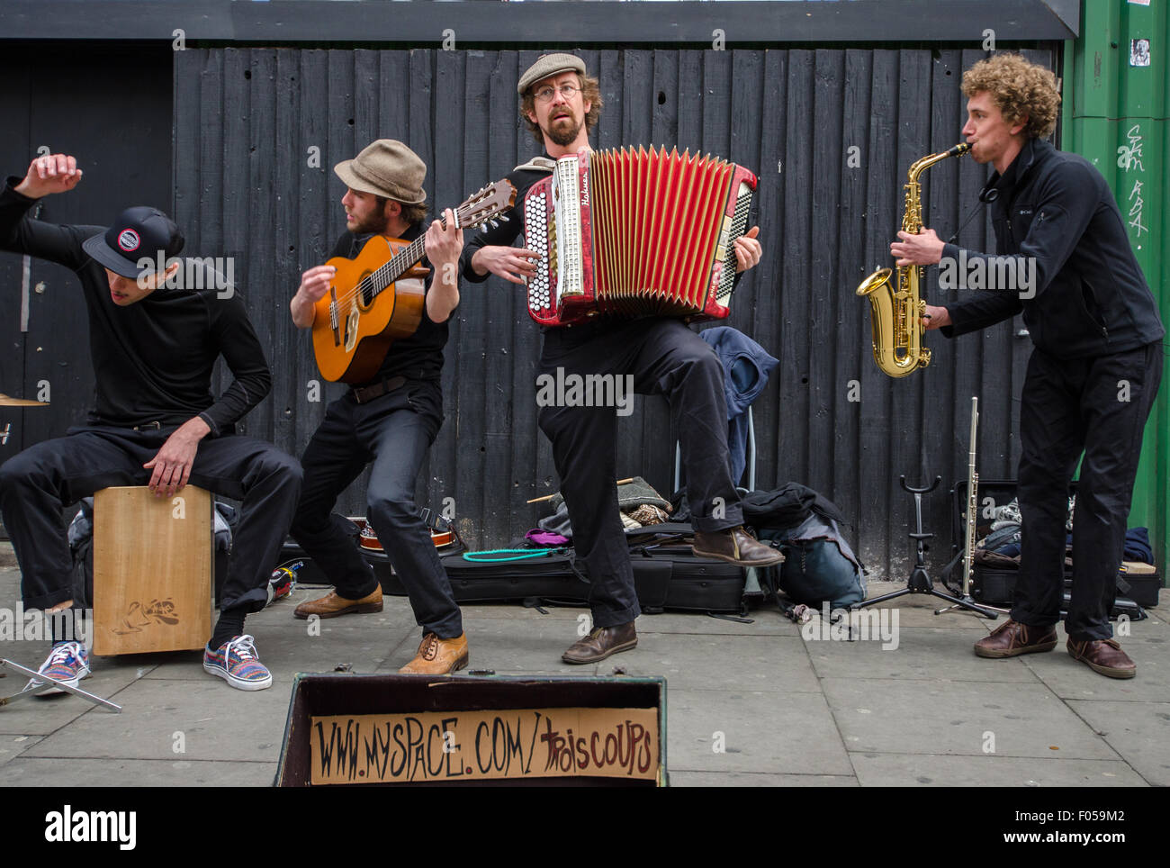Vibe moderno in Candem Town, Londra. Funny musicisti di strada. Foto Stock