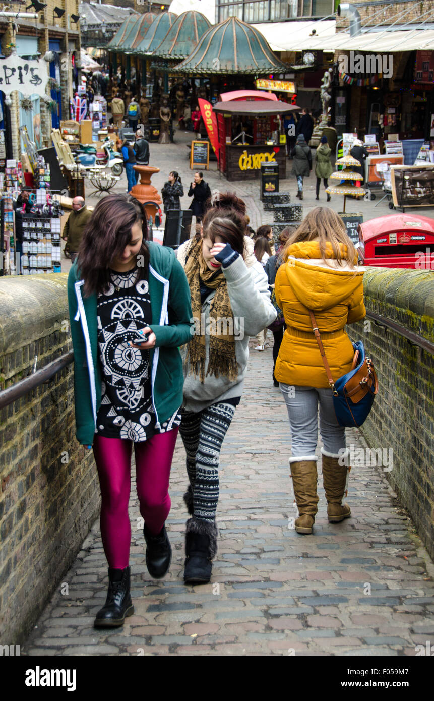 Vibe moderno di Camden Town, Londra. Due giovani ragazze che indossano abiti alternativi. Foto Stock