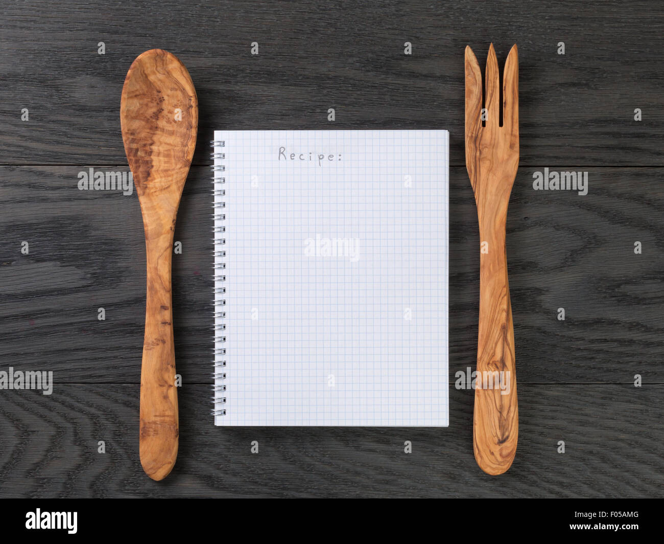 Semplice blocco note di vuoto con la parola ricetta su tavola in legno rustico, sfondo Foto Stock