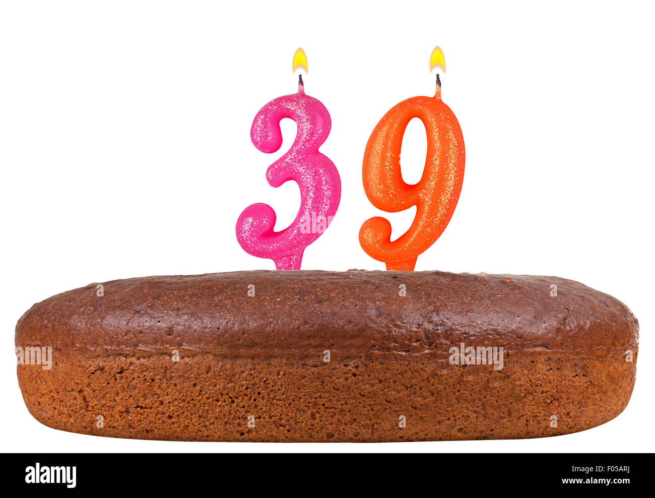 Torta di compleanno con candele numero 39 isolato su sfondo bianco Foto  stock - Alamy