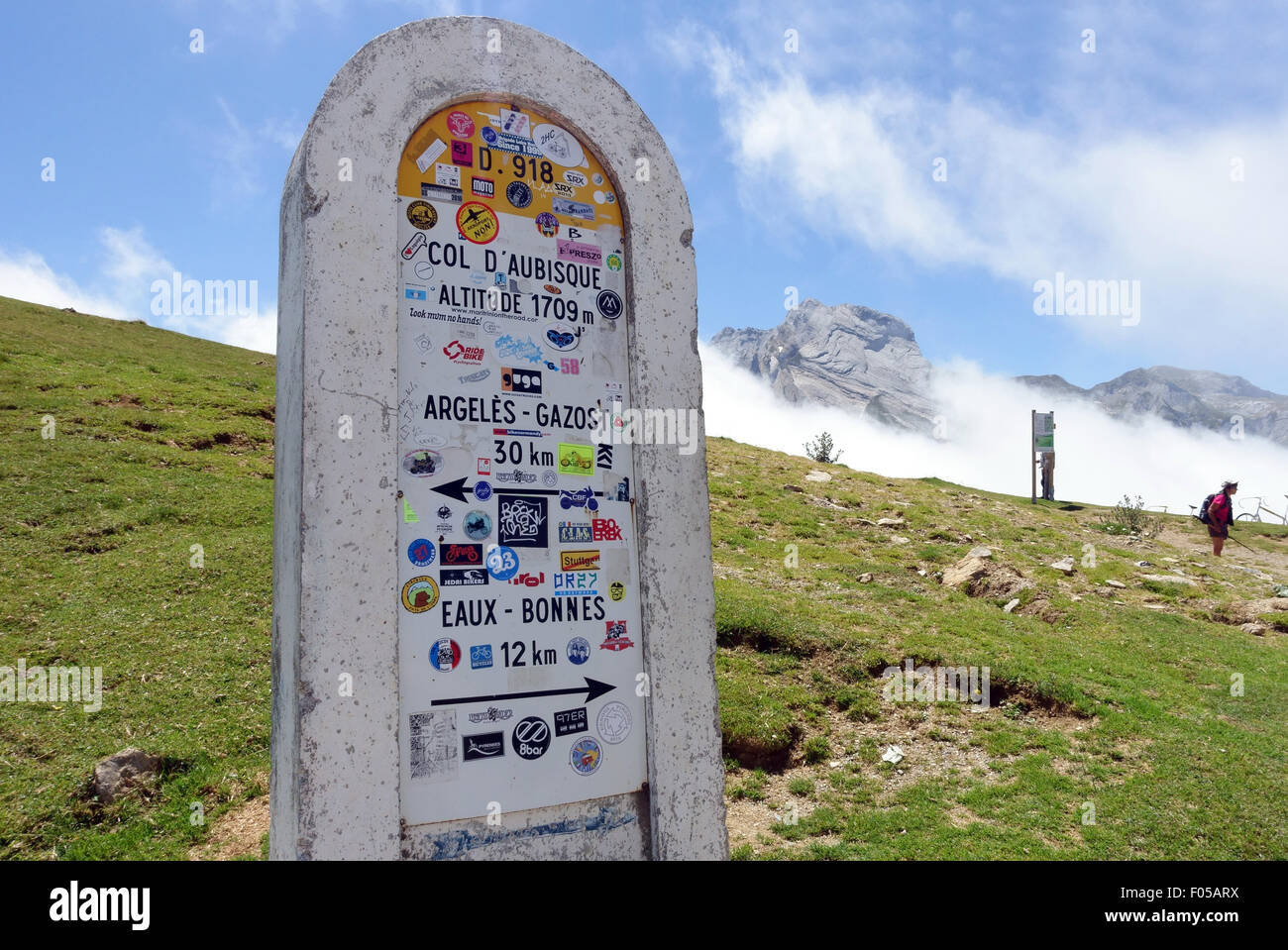 Post del marcatore al Col d'Aubisque sul Tour de France rotta in Pirenei francesi Foto Stock