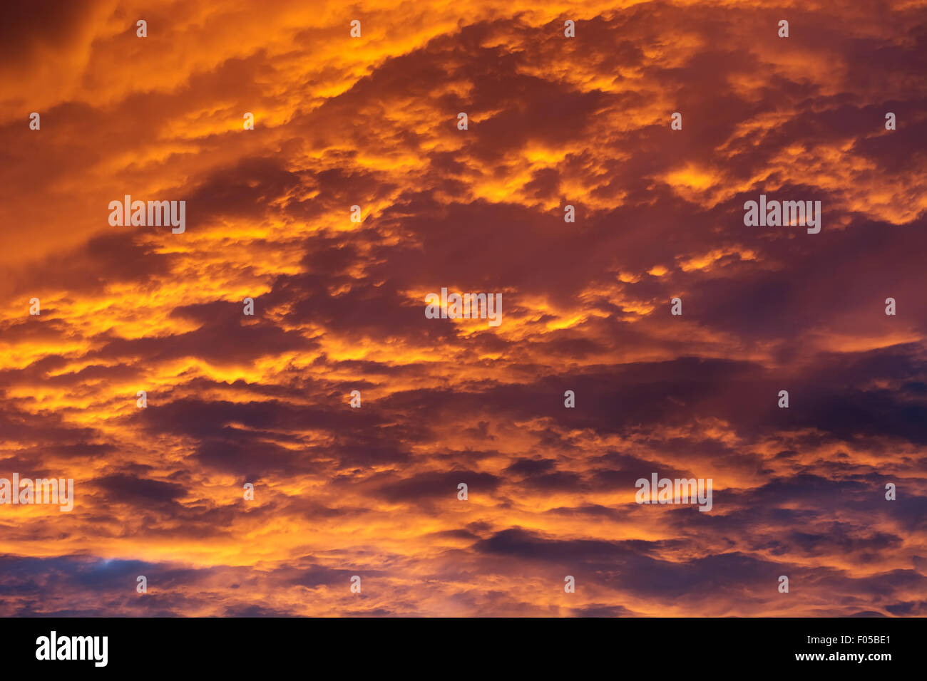 Il tramonto del sole nel cielo di nuvole drammatico. Foto Stock