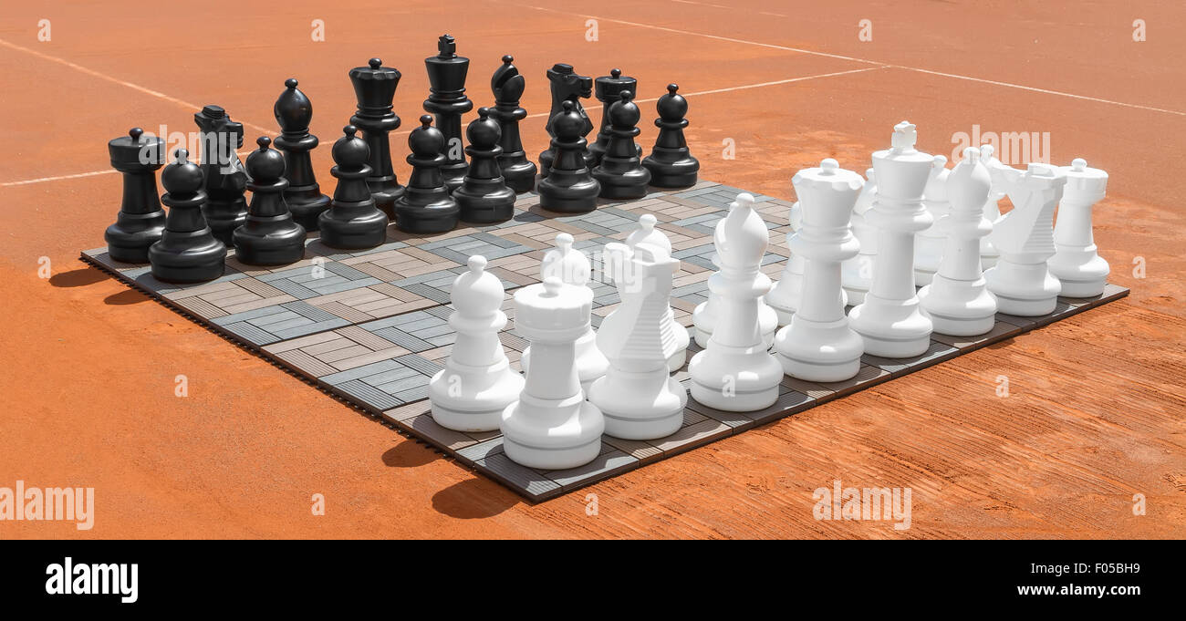 Grandi scacchi all'aperto sul bordo. Foto Stock