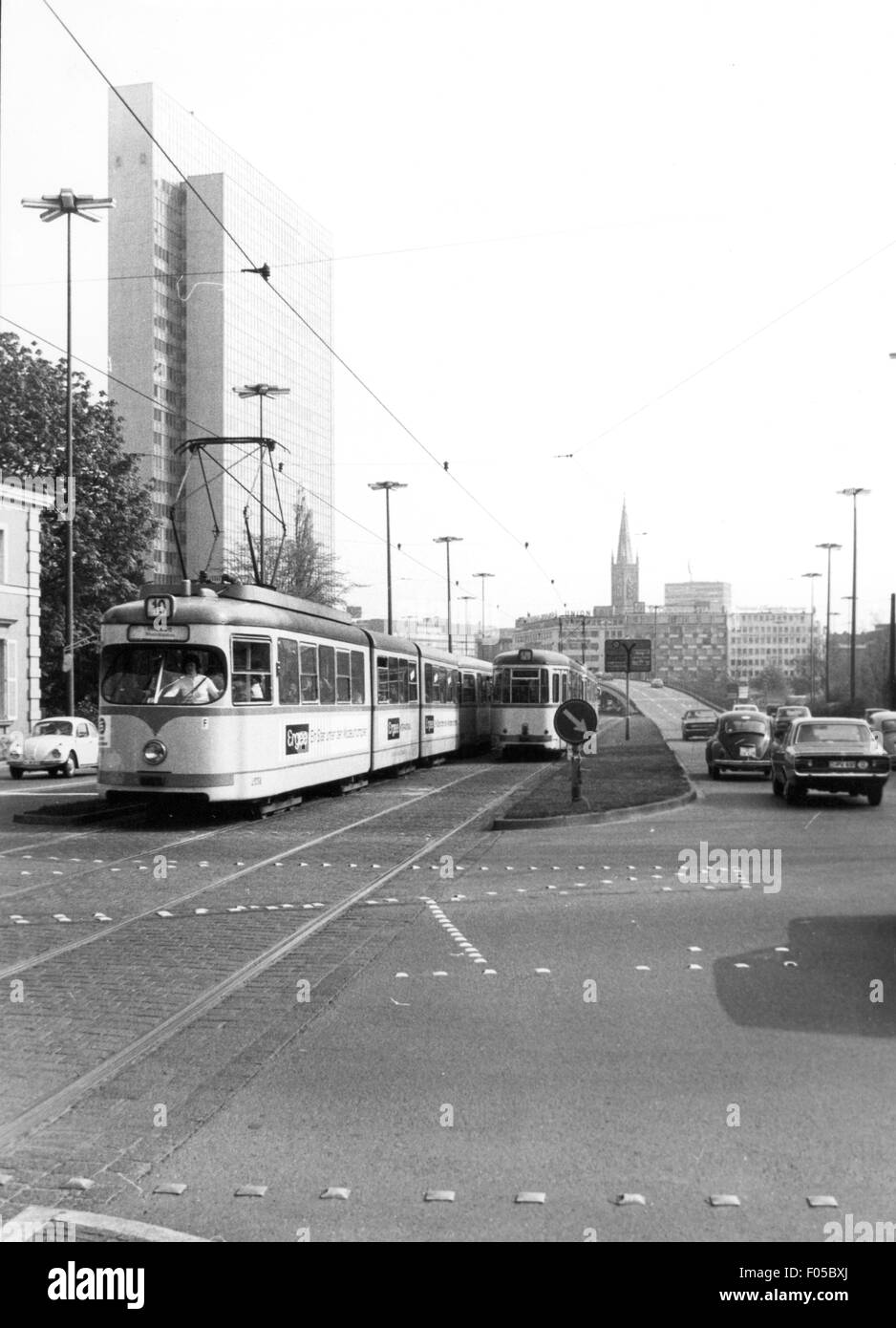 Geografia / viaggio,Germania,Duesseldorf,trasporto / trasporto,tram,Hofgartenstrasse / Ersatzstrasse,vista su Johanneskirche,sinistra Dreischeibenhaus,1972,traffico pubblico,veicolo,trasporto pubblico,trasporto pubblico,trasporto pubblico,binario,binari,tram,linea 10,casa,architettura,Thyssen-edificio,Thyssbeeten-edificio,Volkrise,Volkauf-edificio,edificio,Volkauf-edificio,edificio,edificio,edificio-stewel-edificio,Volkauptstrasse,Volkauptstrasse,Volkauptstrasse,edificio,edificio,edificio,edificio-edificio,edificio-edificio,edificio-edificio,edificio-Thysweeten-edificio,edificio,edificio,edificio,edificio-edificio-edificio,edificio,edificio,edificio,edificio-edificio-Thyswe Foto Stock