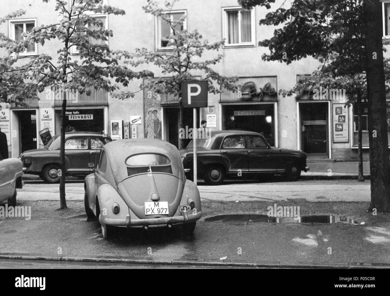 Geografia / viaggio, Germania, Baviera, Monaco, scene di strada / scena stradale, VW Beetle parcheggio, anni '60, diritti aggiuntivi-clearences-non disponibile Foto Stock