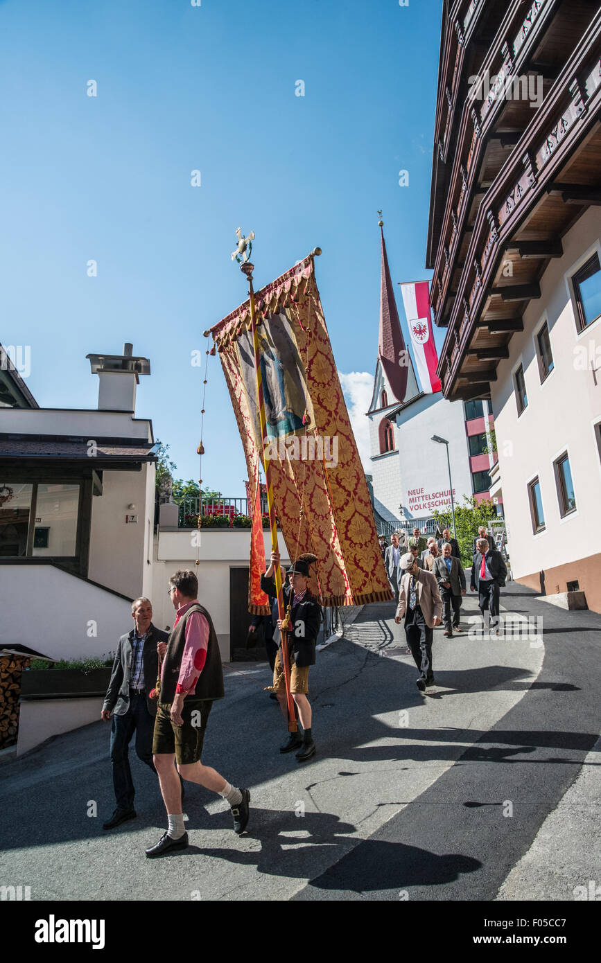 Soelden Kirchtagfest annuale, chiesa parata e festival Foto Stock