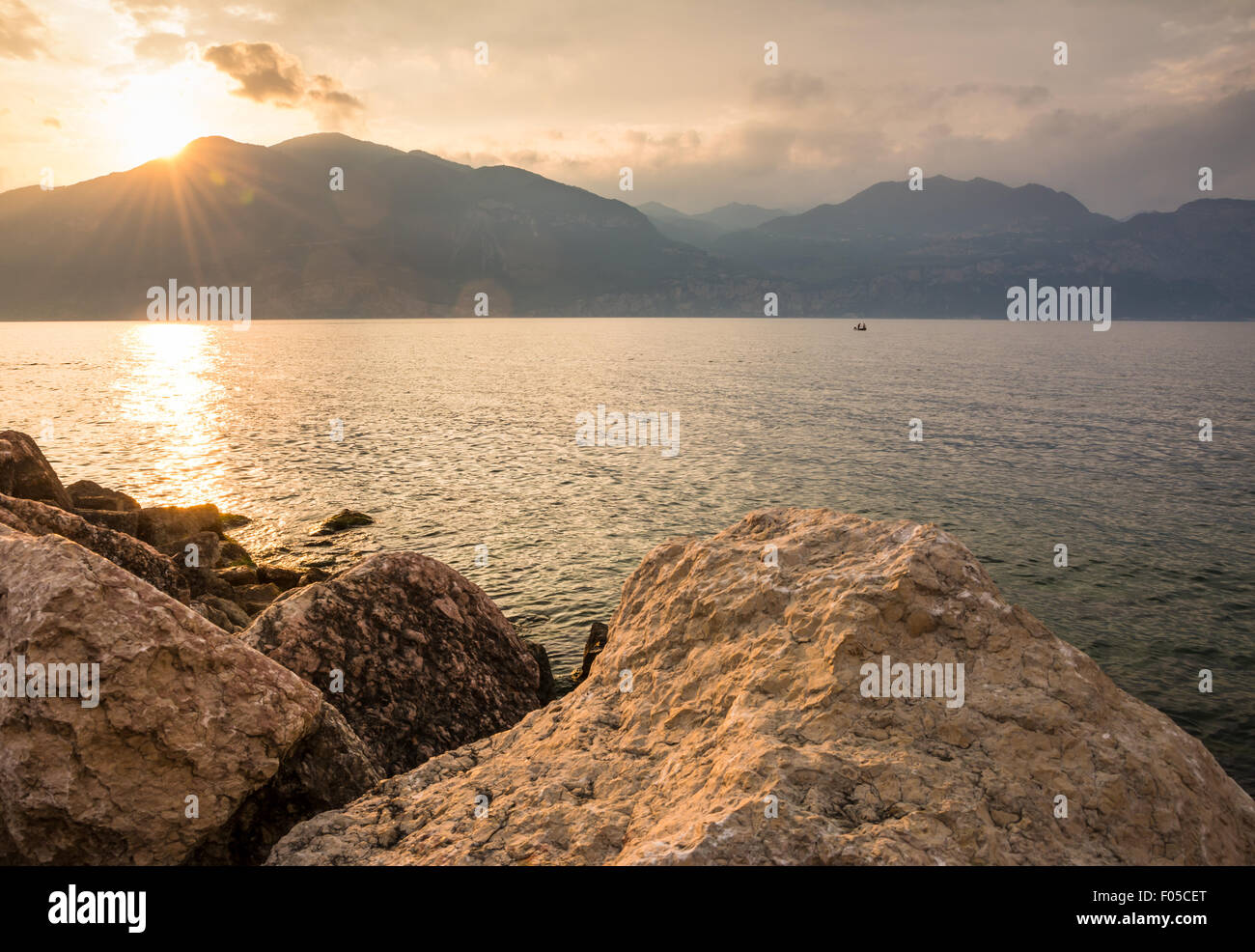 Tramonto sul lago di Garda (Italia) Foto Stock