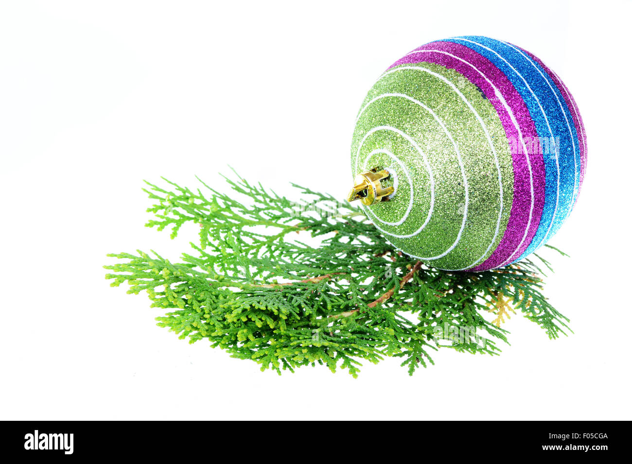 Pallina di natale su foglie di pino isolato su bianco Foto Stock