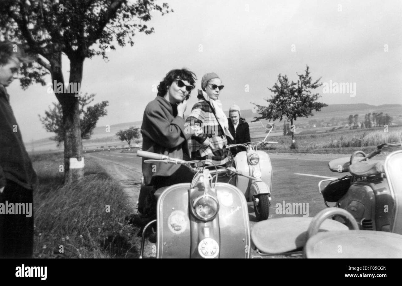 Tempo libero, escursione, donne con motoscimatrici 'Lambrettaa' che riposano su un viaggio, anni '50, diritti aggiuntivi-clearences-non disponibile Foto Stock