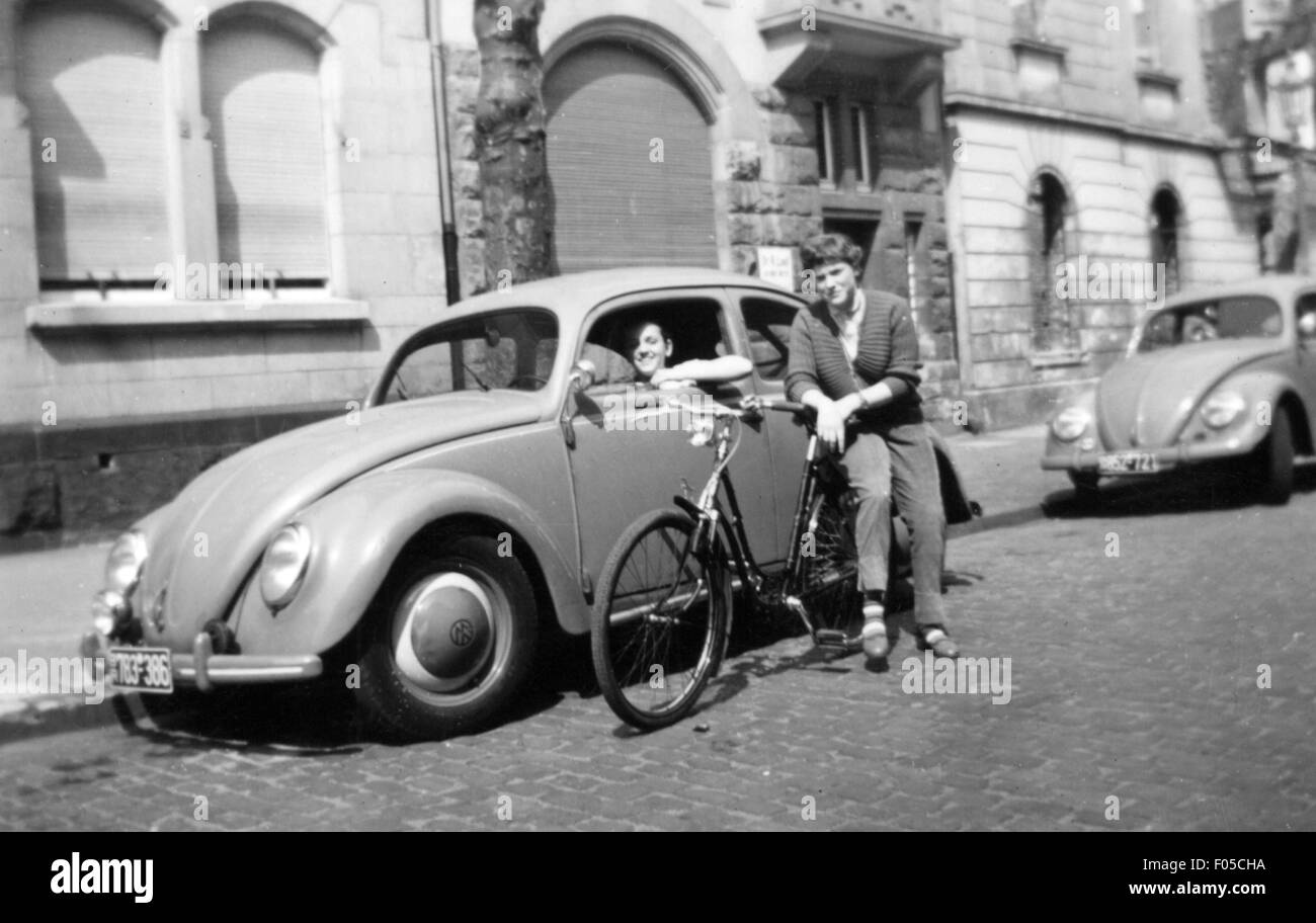Trasporto / trasporto, auto, varianti di veicoli, Volkswagen, VW tipo 1 Beetle, uomo in Beetle parcheggio e giovane donna con bicicletta, Nord Reno-Westfalia, 1955, diritti-aggiuntivi-clearences-non disponibile Foto Stock