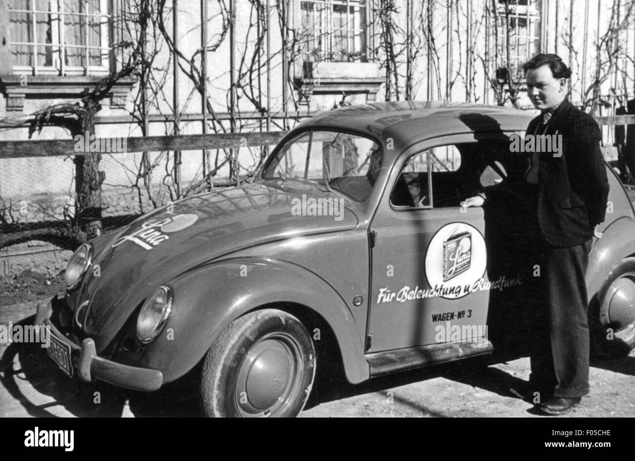 Trasporto / trasporto, auto, varianti di veicoli, Volkswagen, VW tipo 1 Beetle, uomo davanti all'auto con pubblicità per batterie 'Luna', tra 1945 - 1956, diritti aggiuntivi-clearences-non disponibile Foto Stock