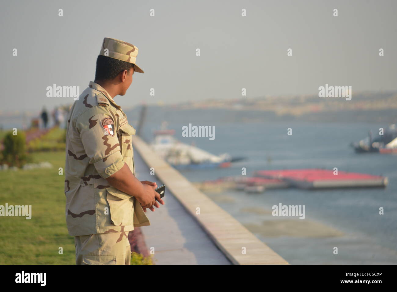 Il Cairo, Egitto. Il 6 agosto, 2015. Un esercito Egiziano lookgs officer presso il nuovo canale alla cerimonia di inaugurazione del nuovo canale di Suez, di aggiornamento completata dopo 1 anno di non interrompere il lavoro 24/7, finalizzate ad aumentare la capacità di spedizione da da 49 a 97 le navi al giorno, e diminuendo i tempi di attesa da 24 a 11 ore. Credito: Barry Iverson/Alamy Live News Foto Stock