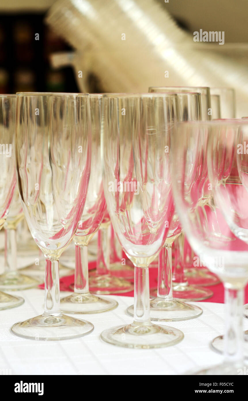 Champagne flauti e bicchieri di vino Foto Stock