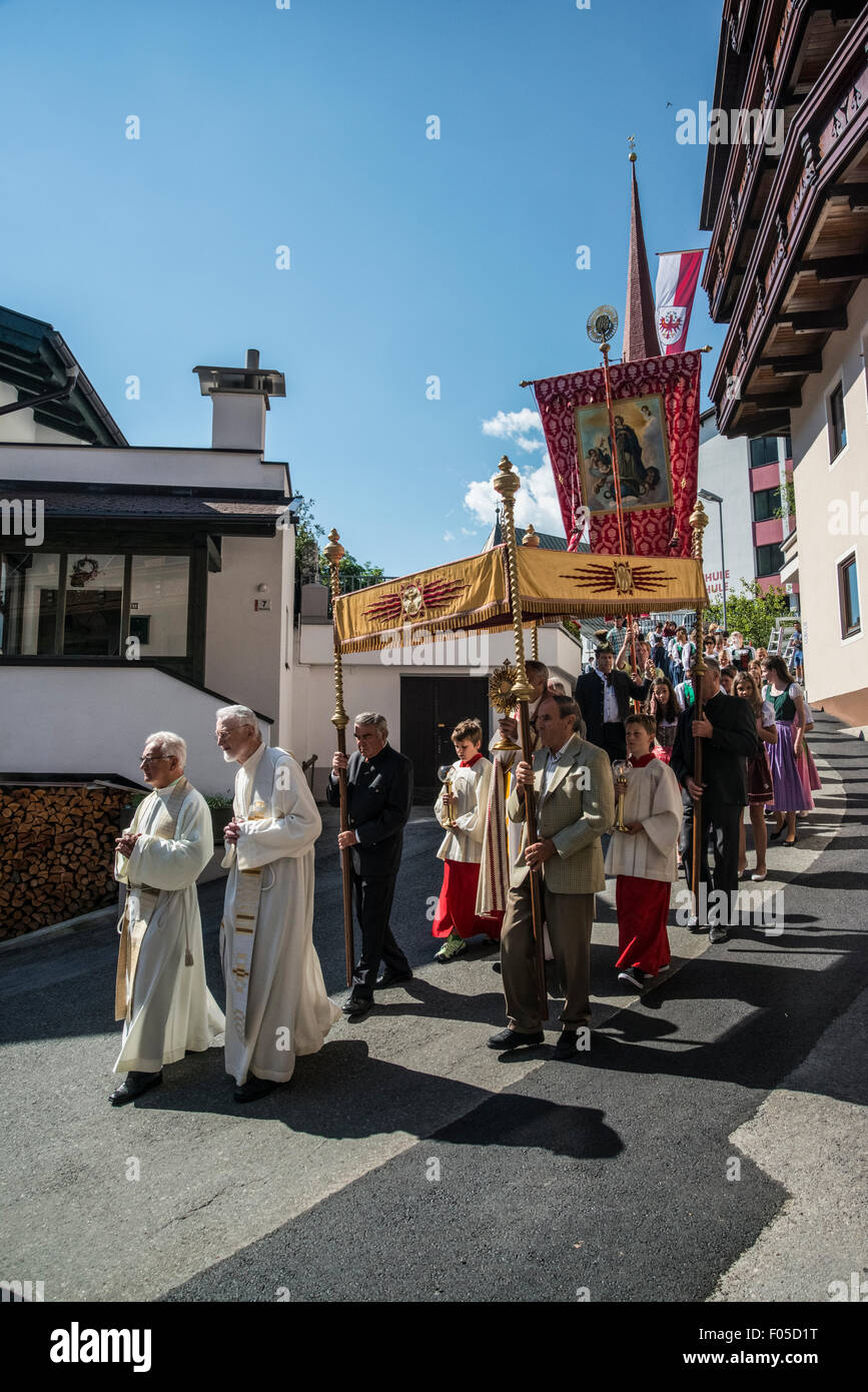 Soelden Kirchtagfest annuale, chiesa parata e festival Foto Stock