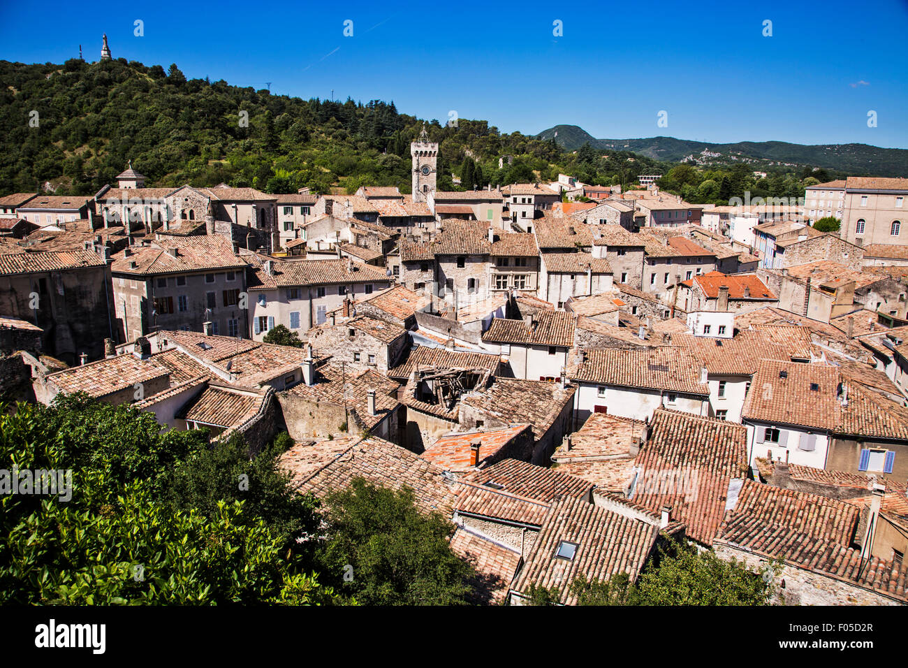 Viviers, situato sulle rive del Rodano in Francia meridionale, è un ben conservato centro città... Foto Stock