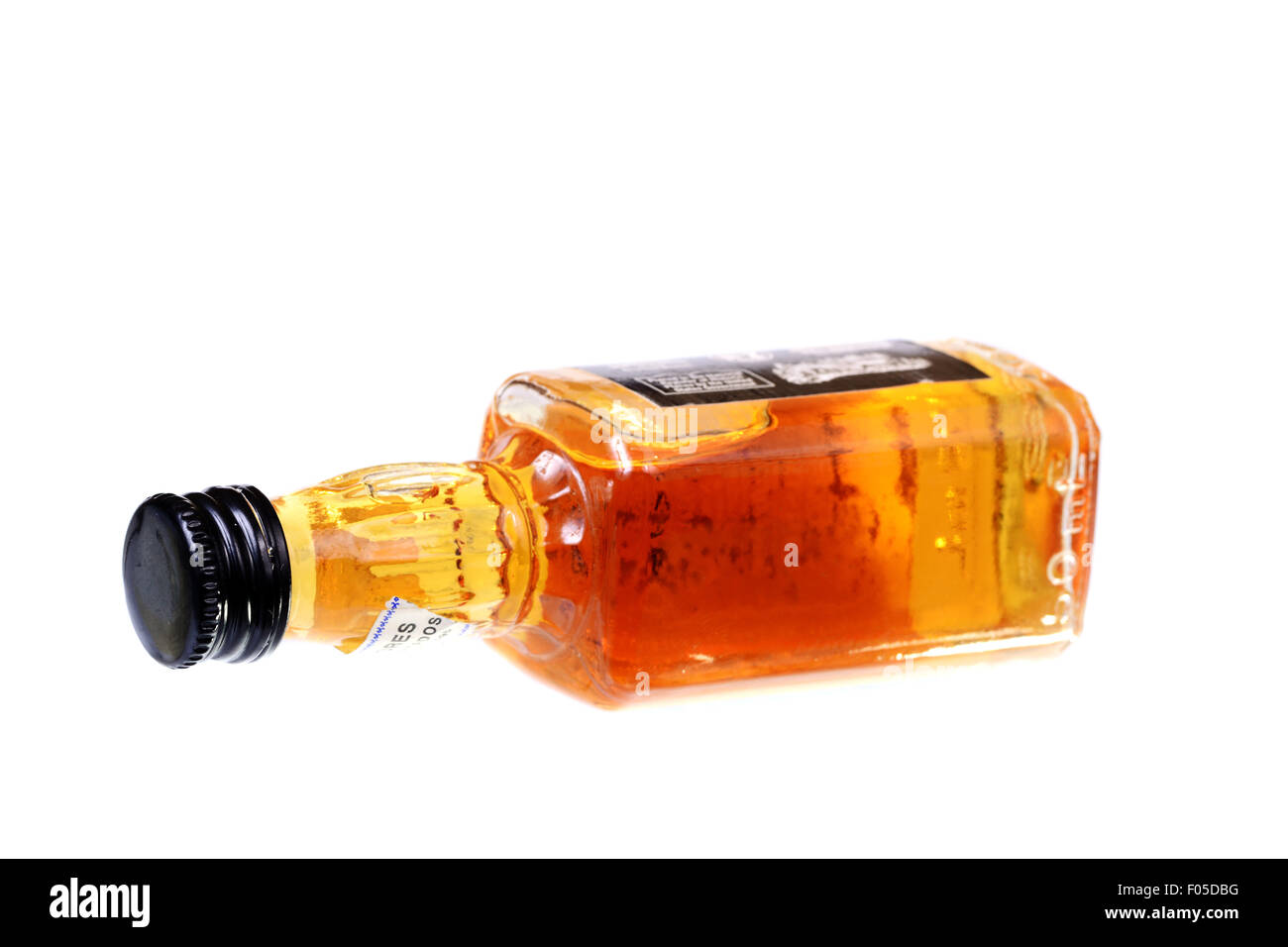 Bottiglia di whiskey isolato su uno sfondo bianco Foto Stock