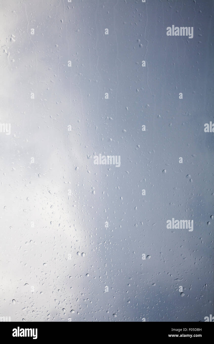 Gocce di acqua su vetro close up Foto Stock