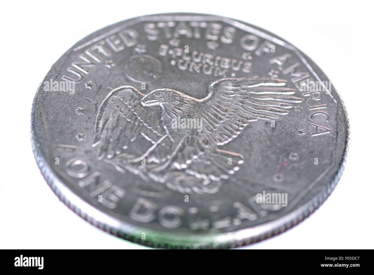 Immagine ravvicinata di un silver dollar coin che mostra un bold eagle isolato su bianco Foto Stock