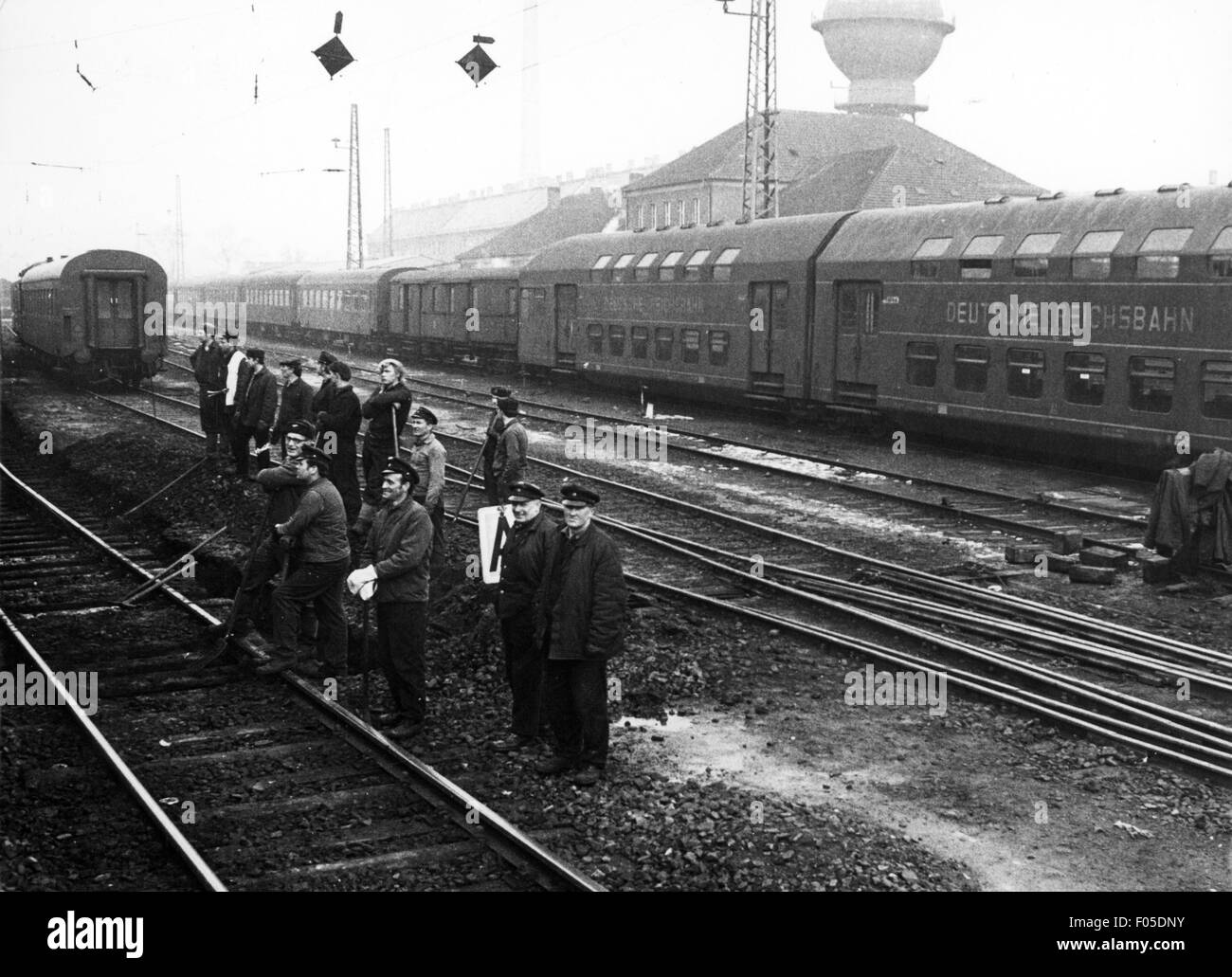 Trasporti / trasporto, ferrovia, personale, lavoratori di pista, stazione centrale di Lipsia, marzo 1970, diritti aggiuntivi-clearences-non disponibile Foto Stock