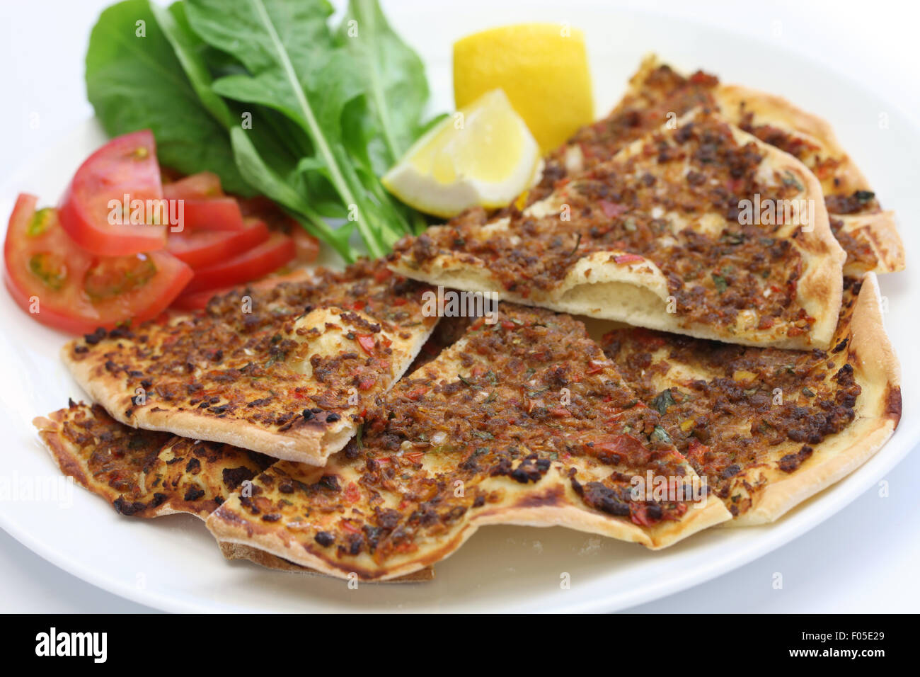 Lahmacun, turco carni macinate pizza isolati su sfondo bianco Foto Stock