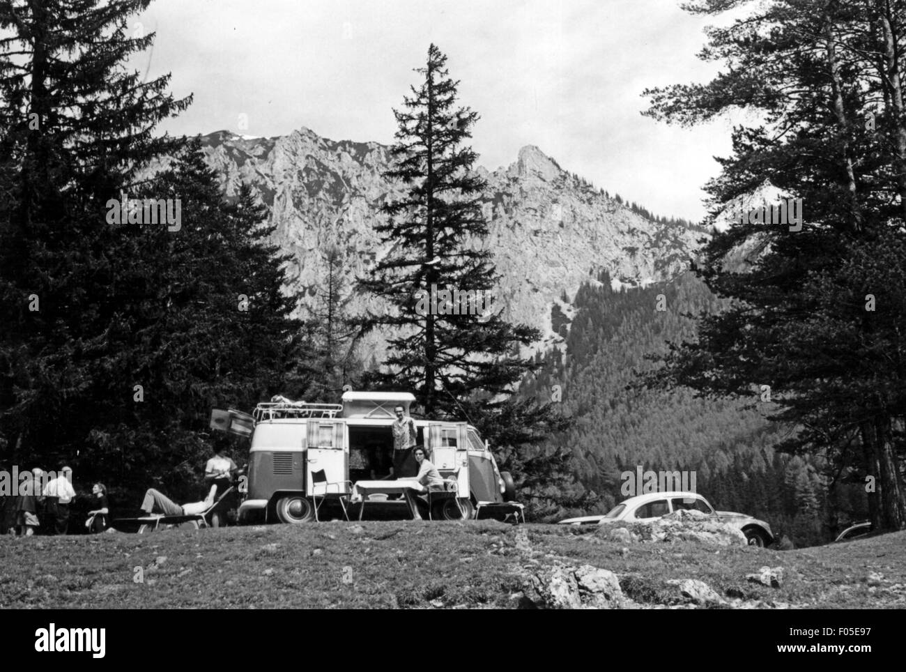 turismo, gruppo di viaggi che riposa in montagna, anni '50, diritti aggiuntivi-clearences-non disponibile Foto Stock