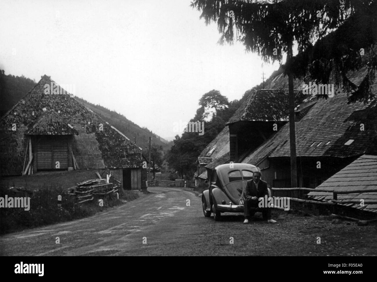 Geografia / viaggio, Germania, trasporto / trasporto, uomo con VW tipo 1 Beetle con riposo di fronte al villaggio, 1948 - 1956, diritti-aggiuntivi-clearences-non disponibile Foto Stock