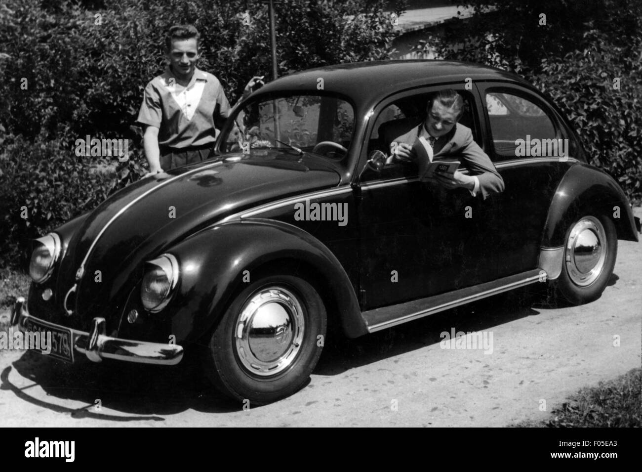 Trasporto / trasporto, auto, varianti di veicoli, Volkswagen, VW tipo 1 Beetle, due uomini con scarabeo, Germania, 1948 - 1956, diritti-aggiuntivi-clearences-non disponibile Foto Stock