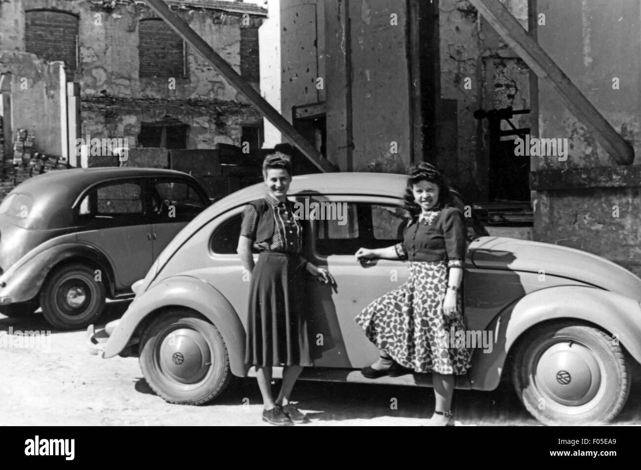 Trasporto / trasporto, auto, varianti di veicoli, Volkswagen, VW tipo 1 Beetle, due giovani donne davanti al parcheggio Beetle, Germania, fine anni '40, diritti aggiuntivi-clearences-non disponibile Foto Stock