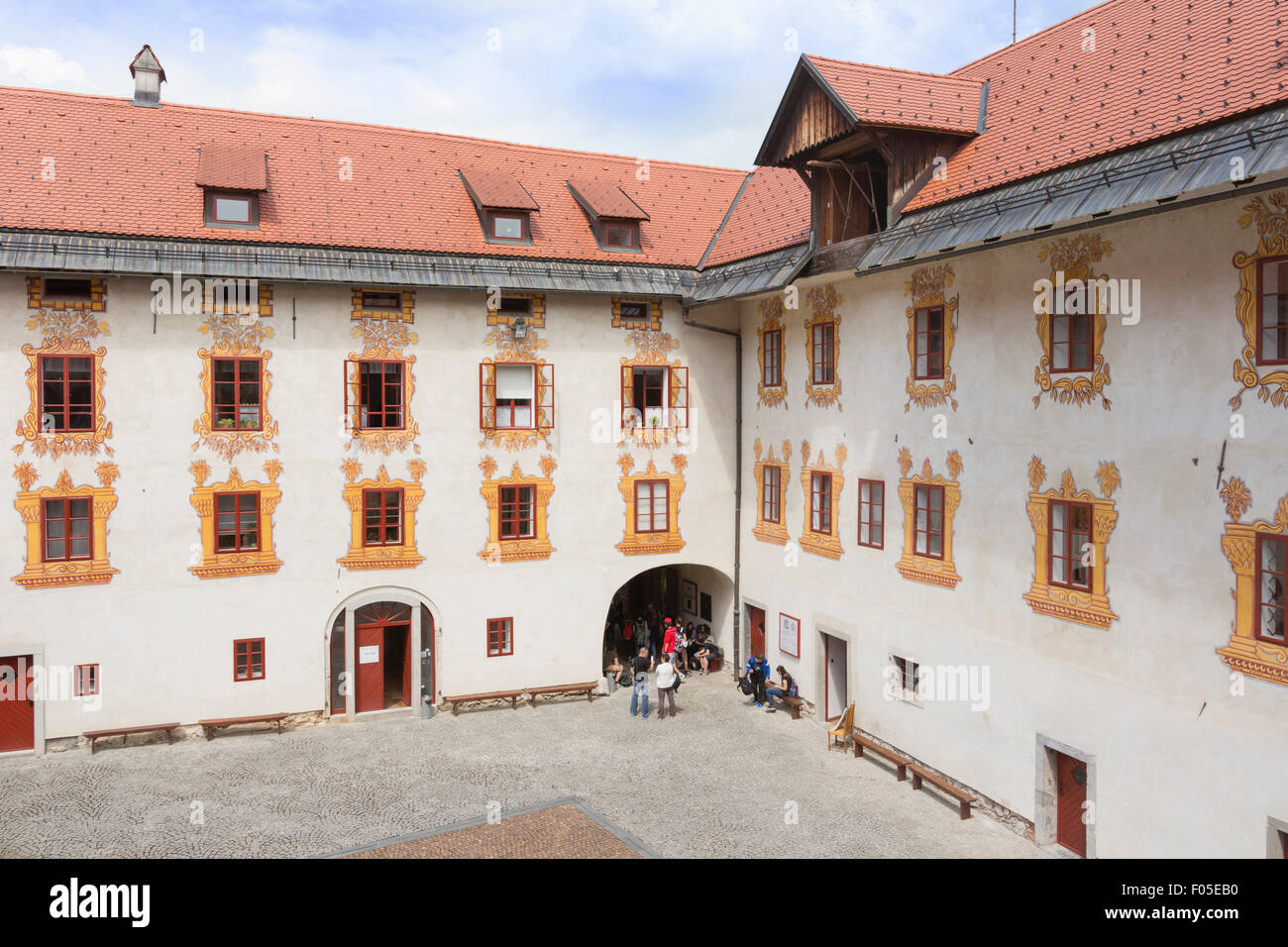 Idrija, Litorale sloveno, Slovenia. Cortile del castello di Gewerkenegg. Il castello ospita il museo civico. Foto Stock