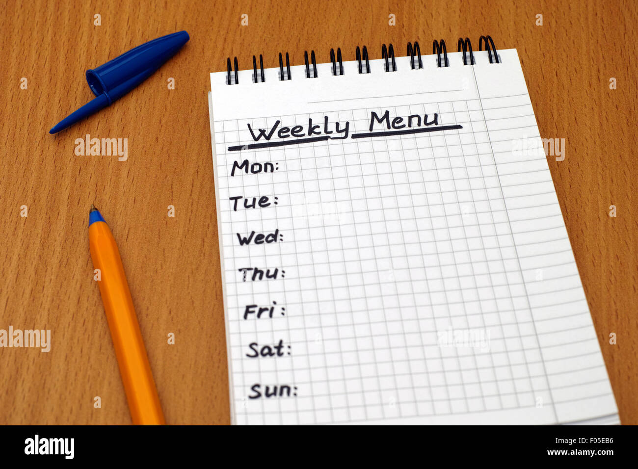 Parole menu settimanale Scritto su bianco appunti con penna a sfera. Foto Stock