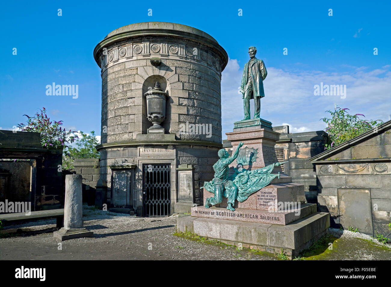 La tomba di David Hume accanto al monumento a Scottish-Americans che hanno combattuto nella guerra civile americana nel vecchio cimitero di Calton. Foto Stock