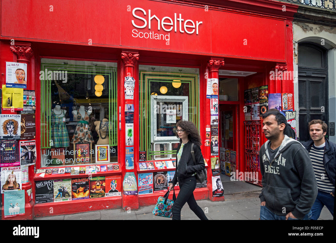 Il negozio di beneficenza Shelter sulla Forrest Road di Edimburgo ha fatto festa con le pinne per gli spettacoli del Festival di Edimburgo Fringe. Foto Stock