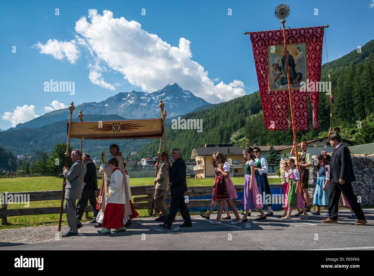 Soelden Kirchtagfest annuale, chiesa parata e festival Foto Stock